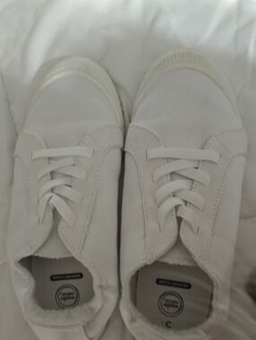 White Casual Fixed Laces Sneakers